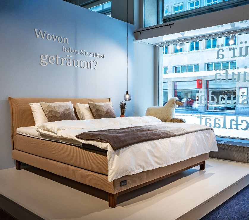 BICO Boxspring Simplon Seam short Slim, Stoff: Suono dunkelbeige, Füsse: Brücke Nussbaum