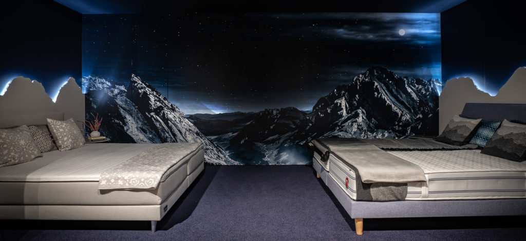 BICO Boxspring Furka Seam Slim, Stoff: Olbia natural, Füsse: Stabelle Alu | BICO Boxspring Susten Line Slim M2, Stoff: Loden hellblau, Füsse: Stabelle Arve